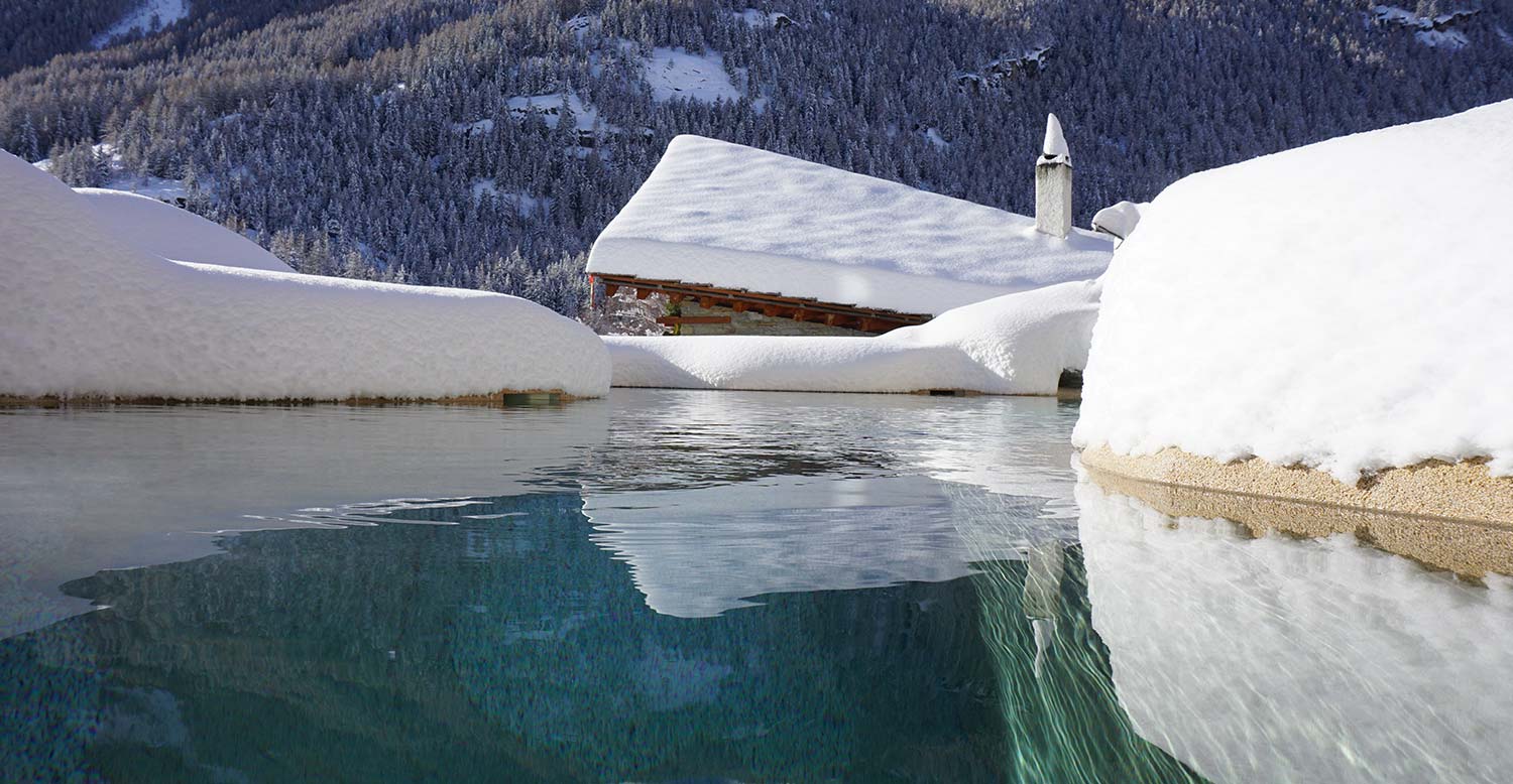 laghetto alpino innevato